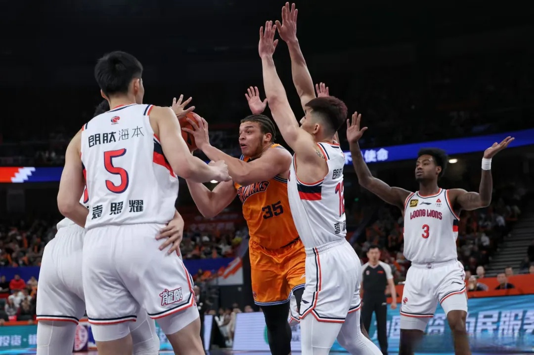 CBA俱乐部杯：上海久事大鲨鱼首战获胜的简单介绍