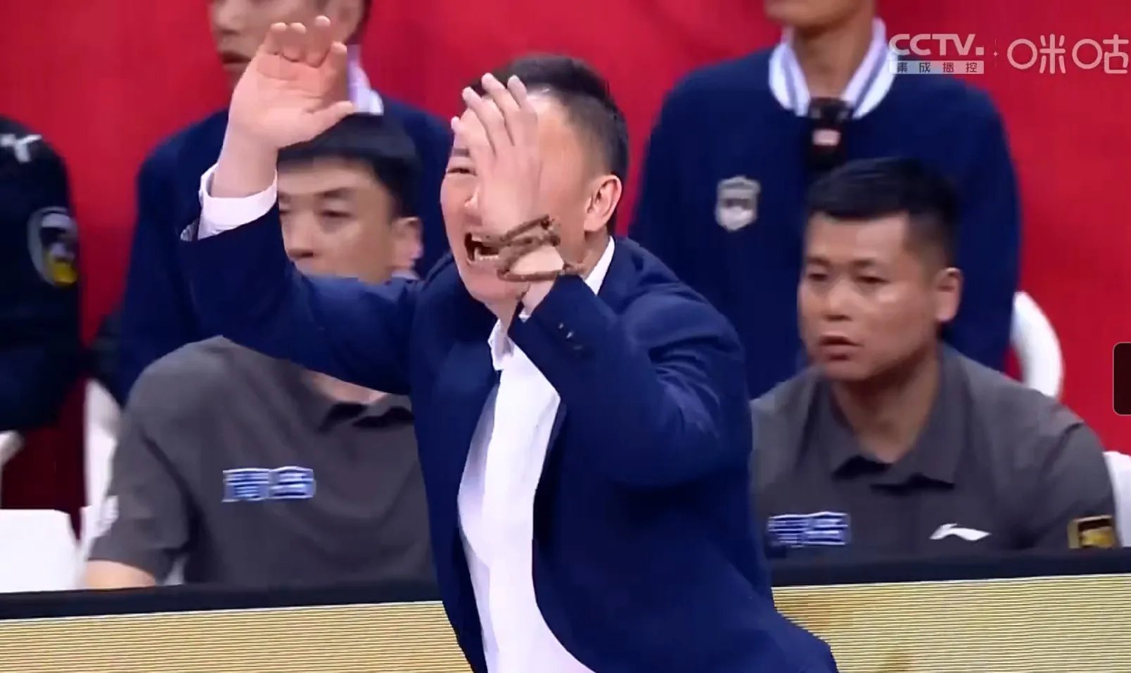 记者：刘维伟与青岛俱乐部完成续约上赛季2-3不敌广厦略显遗憾